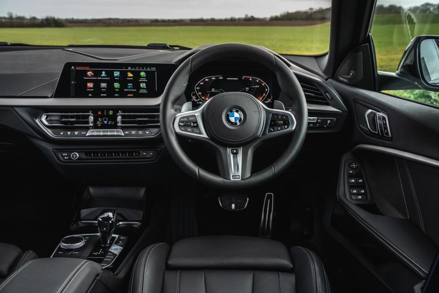 Торпедо BMW M235i xDrive Gran Coupe (F44) 2020 года  (UK) (фото 38 из 47)